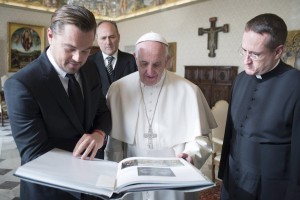 epa05131665 The handout picture made available by the Vatican newspaper Osservatore Romano shows Pope Francis and US actor Leonardo Di Caprio during a private audience at the Vatican, 28 January 2016.  EPA/OSSERVATORE ROMANO / HANDOUT  HANDOUT EDITORIAL USE ONLY/NO SALES
