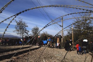 Φωτογραφία που δόθηκε σήμερα στη δημοσιότητα και εικονίζει πρόσφυγες να περνούν τα σύνορα της Ειδομένης με την ΠΓΔΜ, την Κυριακή 8 Νοεμβρίου 2015. Χιλιάδες πρόσφυγες καταφθάνουν καθημερινά στα σύνορα προερχόμενοι από τα ελληνικά νησιά, με σκοπό να περάσουν στην ΠΓΔΜ και από εκεί σε χώρες της Κεντρικής και Βόρειας Ευρώπης. Οι πρόσφυγες φιλοξενούνται προσωρινά σε καταυλισμό που λειτουργεί υπό το συντονισμό της Ύπατης Αρμοστείας του ΟΗΕ για τους Πρόσφυγες και με τη συμβολή εθελοντών και οργανώσεων για την αντιμετώπιση των ανθρωπιστικών αναγκών. Τρίτη 10 Νοεμβρίου 2015.  ΑΠΕ-ΜΠΕ/ΑΠΕ-ΜΠΕ/ΣΥΜΕΛΑ ΠΑΝΤΖΑΡΤΖΗ