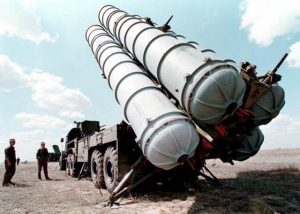 (FILES) A picture taken in 1996 shows Russian SS300 air-defence missiles being prepared to be launched at a military training ground in Russia. Russia has delivered sophisticated air defence missiles to Syria, President Bashar al-Assad has implied in an interview to be aired on May 30, 2013 on Lebanon's Al-Manar television, the network said.   AFP PHOTO VLADIMIR MASHATIN