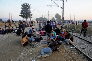Refugees and migrants rest on railway tracks as they wait to cross the borders of Greece with Macedonia, near the village of Idomeni September 4, 2015. European Union officials are preparing to push EU governments to take in many more asylum-seekers from pressured frontier states, including Hungary, and seeking to overcome resistance to a quota system in eastern Europe. REUTERS/Alexandros Avramidis