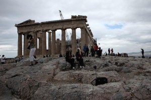 Tourists in Acropolis, in Athens, on May 29, 2015 / Τουρίστες στην Ακρόπολη, στην Αθήνα, στις 29 Μαΐου, 2015