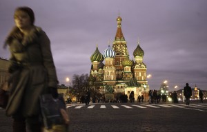 Pedestrians walk through Red Square in Moscow, Russia, on Thursday, Dec. 6, 2007. Economic expansion is boosting wages, cutting unemployment and prompting "the middle class to steadily increase" in ranks, Russia's Economy Ministry said. Photographer: Yola Monakhov/Bloomberg News