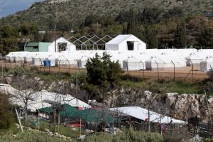 Συνεχίζονται οι εργασίες με την τοποθέτηση σκηνών στο στρατόπεδο «Στεφανάκη» στο Σχιστό, Κυριακή 14 Φεβρουαρίου 2016. Το κέντρο του Σχιστού είναι μία μονάδα προσωρινής στέγασης προσφύγων με στόχο να διευκολύνουν τη μετεγκατάσταση ανθρώπων που καταγράφονται στα νησιά και να  μπορούν να προωθηθούν σε ευρωπαϊκές χώρες.  ΑΠΕ-ΜΠΕ/ΑΠΕ-ΜΠΕ/Παντελής Σαΐτας