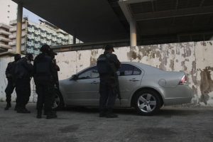 Police officers stand around a car holding the dead bodies of two people in Acapulco May 15, 2012. A man and a woman were found dead sitting in the back seat of the car which was abandoned underneath a bridge in a neighborhood, according to local media. REUTERS/Jacobo Garcia (MEXICO - Tags: CRIME LAW CIVIL UNREST TRANSPORT)