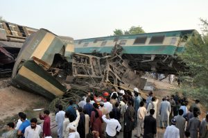 Locals look at the wreckage after two trains collided near Multan, Pakistan September 15, 2016. REUTERS/Khalid Chaudry  FOR EDITORIAL USE ONLY. NO RESALES. NO ARCHIVES