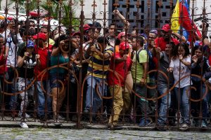 Chavistas try to enter to the Federal Legislative palace