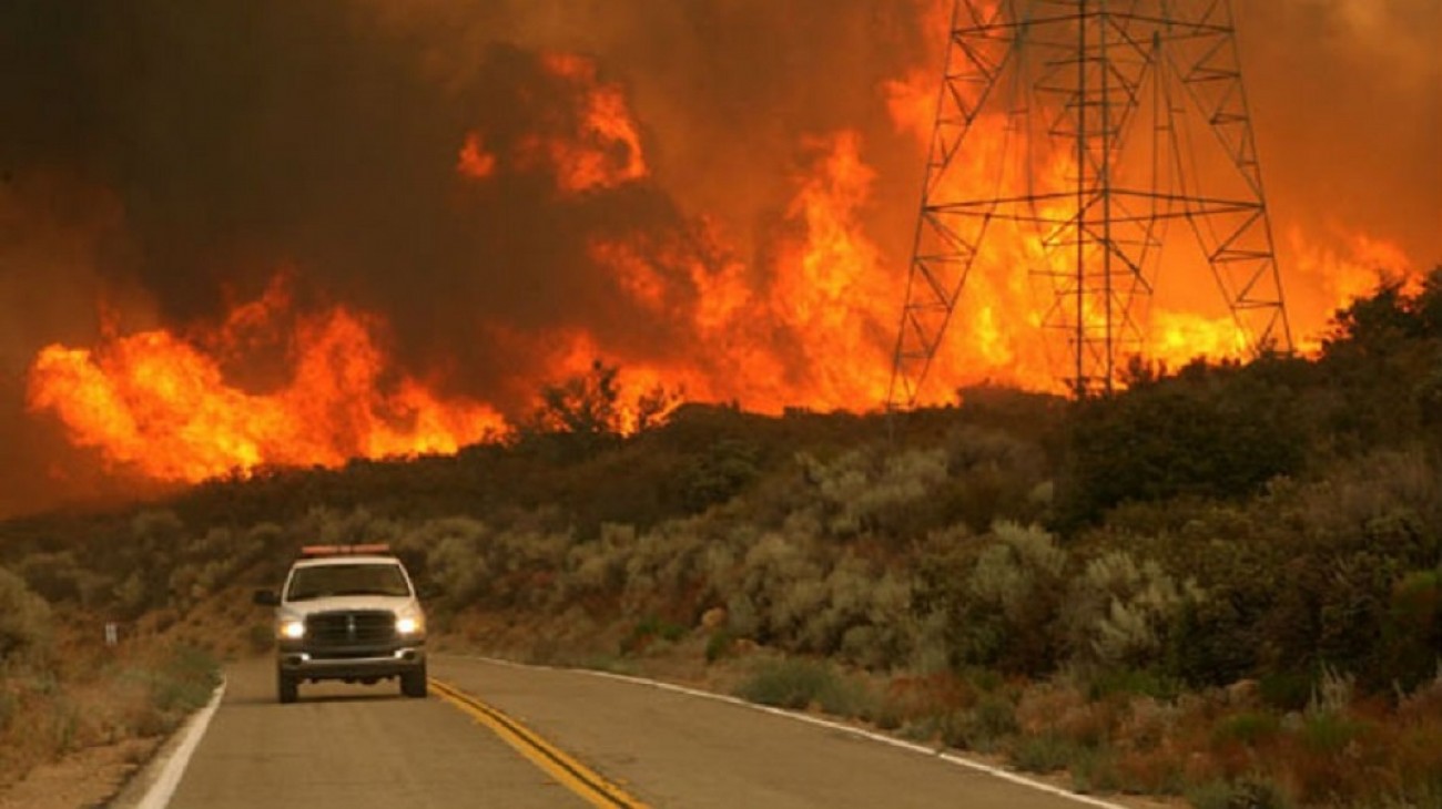 Ένας νεκρός και καταστροφές από φωτιά στην Καλιφόρνια | The Indicator