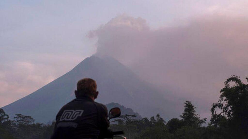 Indonesia Volcano Erupt 81002 