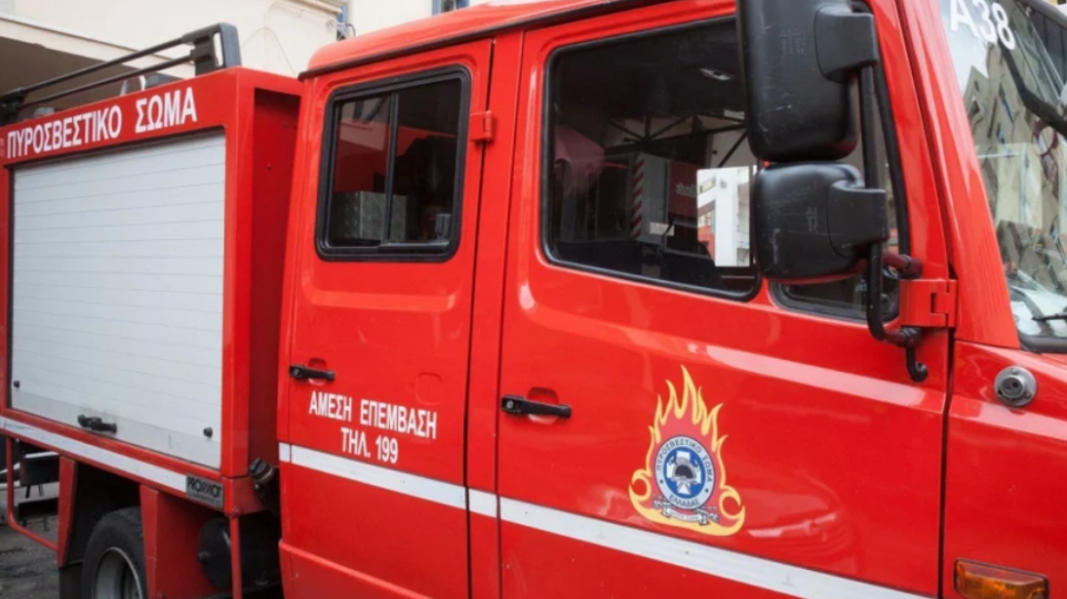 Φωτιά στη λεωφόρο Μαραθώνος – Σπεύδουν πυροσβεστικές δυνάμεις